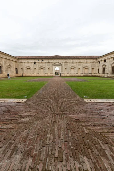 Palazzo Te di Mantova è una delle principali attrazioni turistiche. Il palazzo fu costruito nello stile architettonico manierista 1524-1534 per Federico II Gonzaga, marchese di Mantova. Italia — Foto Stock