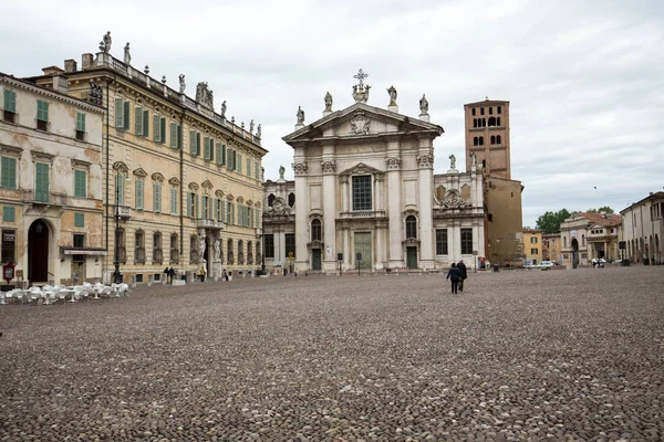 Katedra i Palazzo Bianchi na placu dworca kolejowo-autobusowego w Mantui, Włochy. — Zdjęcie stockowe