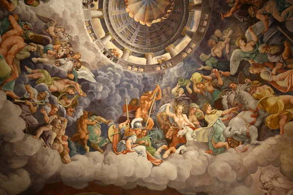 Palazzo Te in Mantua is a major tourist attraction. Mannerism's  fresco: Giulio Romano's illusionism invents a dome overhead and dissolves the room's architecture in the Fall of the Giants. — Stock Photo, Image