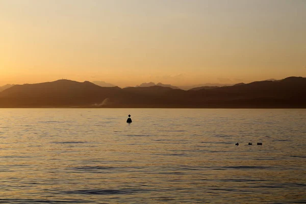 イタリアのガルダ湖の美しい夕日 — ストック写真