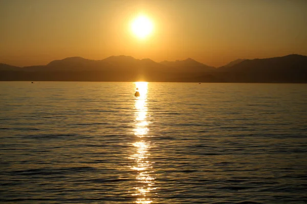 Gyönyörű naplemente a Garda-tó Olaszország — Stock Fotó