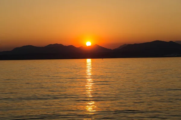 Piękny zachód słońca nad jeziorem Garda we Włoszech — Zdjęcie stockowe
