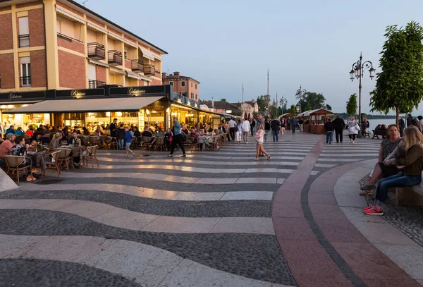 Mağazalar, barlar ve restoranlar Lazise Garda Gölü. İtalya — Stok fotoğraf