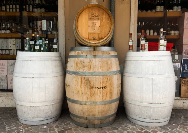 Structure publicitaire avec bouteilles de vin devant un magasin à Lazise au lac de Garde  . — Photo