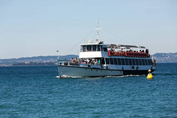 Ferry boat on  Lake Garda. Garda Lake is one of the most frequented tourist regions of Italy. — Stock Photo, Image