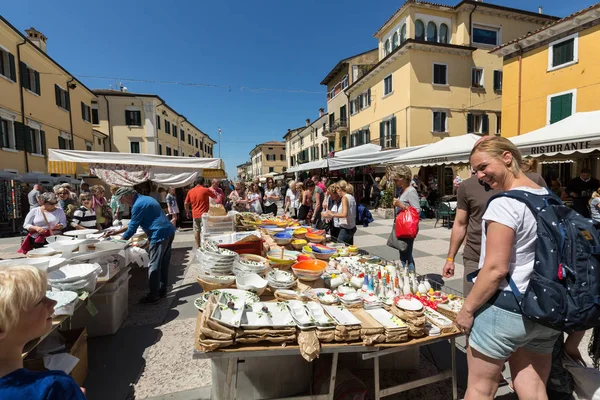 El mercado al aire libre en Lazise en Garda Lake. Italia —  Fotos de Stock