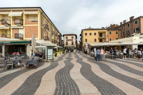 Butiker, barer och restauranger i Lazise vid Gardasjön. Italien — Stockfoto