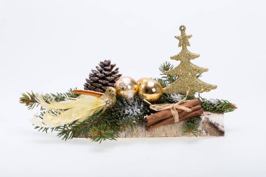 Beyaz üzerine izole edilmiş Noel süslerinin bileşimi