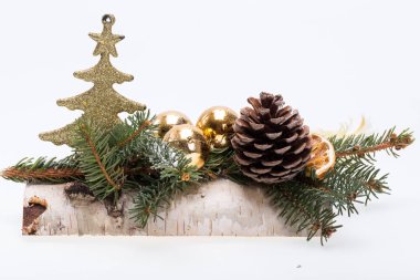 Beyaz üzerine izole edilmiş Noel süslerinin bileşimi