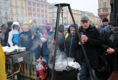 Yoksul ve evsiz Cracow Merkezi piyasada için Noel arifesi. Her yıl grup Kosciuszko Polonya açık havada büyük eve hazırlar.