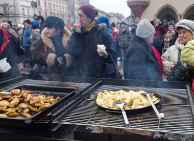 Yoksul ve evsiz Cracow Merkezi piyasada için Noel arifesi. Her yıl grup Kosciuszko Polonya açık havada büyük eve hazırlar.