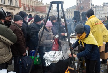Yoksul ve evsiz Cracow Merkezi piyasada için Noel arifesi. Her yıl grup Kosciuszko Polonya açık havada büyük eve hazırlar.