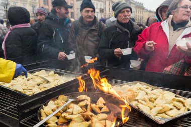 Yoksul ve evsiz Cracow Merkezi piyasada için Noel arifesi. Her yıl grup Kosciuszko Polonya açık havada büyük eve hazırlar.