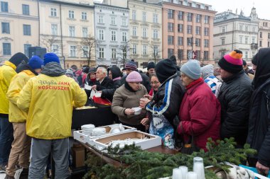 Yoksul ve evsiz Cracow Merkezi piyasada için Noel arifesi. Her yıl grup Kosciuszko Polonya açık havada büyük eve hazırlar.
