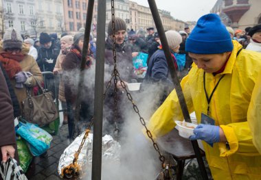 Yoksul ve evsiz Cracow Merkezi piyasada için Noel arifesi. Her yıl grup Kosciuszko Polonya açık havada büyük eve hazırlar.