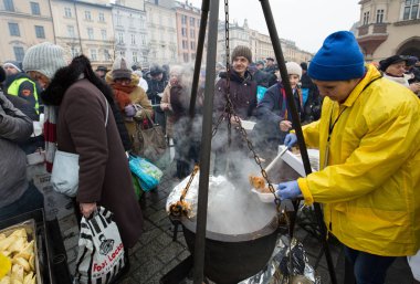 Yoksul ve evsiz Cracow Merkezi piyasada için Noel arifesi. Her yıl grup Kosciuszko Polonya açık havada büyük eve hazırlar.