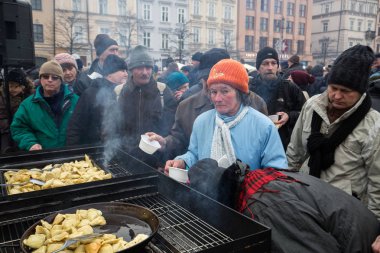 Yoksul ve evsiz Cracow Merkezi piyasada için Noel arifesi. Her yıl grup Kosciuszko Polonya açık havada büyük eve hazırlar.