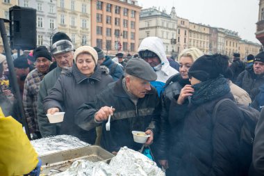 Yoksul ve evsiz Cracow Merkezi piyasada için Noel arifesi. Her yıl grup Kosciuszko Polonya açık havada büyük eve hazırlar.
