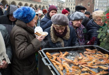 Yoksul ve evsiz Cracow Merkezi piyasada için Noel arifesi. Her yıl grup Kosciuszko Polonya açık havada büyük eve hazırlar.
