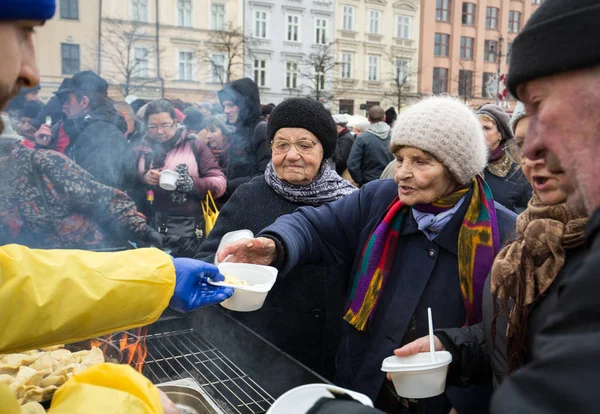 Παραμονή Χριστουγέννων για φτωχούς και άστεγους στην κεντρική αγορά στην Κρακοβία. Κάθε χρόνο η ομάδα Kosciuszko ετοιμάζει την μεγαλύτερη παραμονή στο ύπαιθρο στην Πολωνία — Φωτογραφία Αρχείου