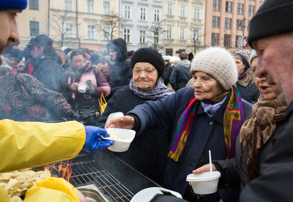 Karácsony estéjén a szegények és a hajléktalanok, a központi piacon Krakkóban. Minden évben a csoport Kosciuszko előkészíti a legnagyobb előestéjén a szabadban, Lengyelország — Stock Fotó