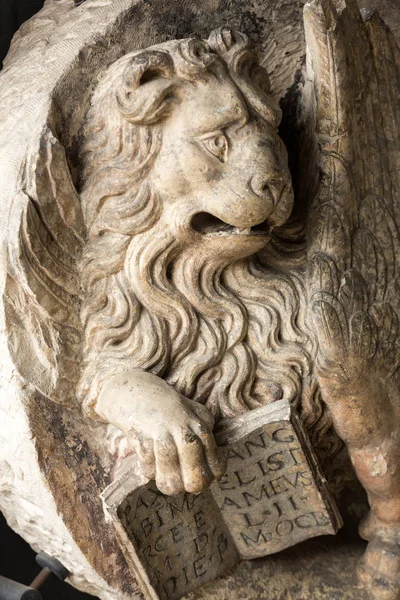 Leão veneziano com livro aberto no Museu Cívico dos Eremitas. Pádua, Itália — Fotografia de Stock