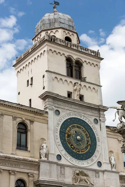Uhr Turmbau mittelalterlichen Ursprungs mit Blick auf die Piazza dei Signori in Padua, Italien — Stockfoto