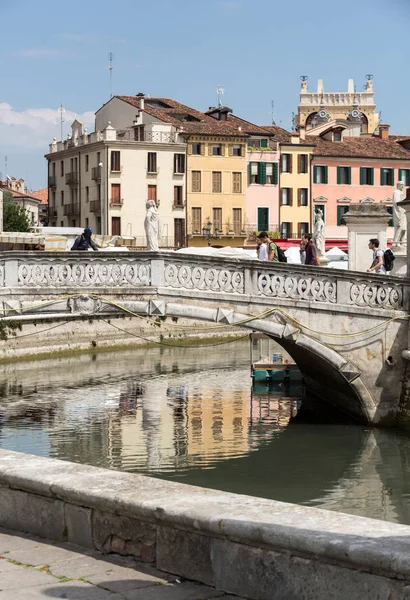 Köprüde Piazza Prato della Valle, Padua, İtalya. — Stok fotoğraf