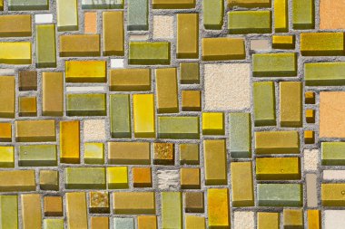 Duvar, soyut cam arka plan üzerinde renkli mozaik.