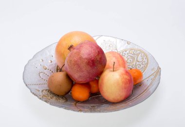 beyaz izole plaka üzerinde taze meyve karışımı