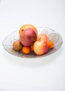 beyaz izole plaka üzerinde taze meyve karışımı