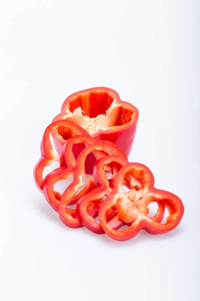 Skivad röd paprika isolerad på vit bakgrund — Stockfoto