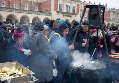 Yoksul ve evsiz Cracow Merkezi piyasada için Noel arifesi. Her yıl grup Kosciuszko Polonya açık havada büyük eve hazırlar.