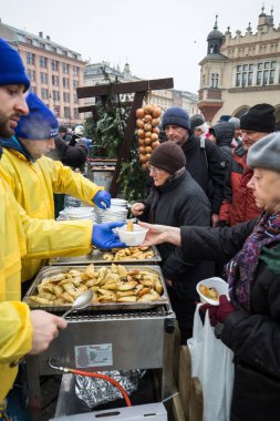  Yoksul ve evsiz Cracow Merkezi piyasada için Noel arifesi. Her yıl grup Kosciuszko Polonya açık havada büyük eve hazırlar.