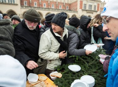  Yoksul ve evsiz Cracow Merkezi piyasada için Noel arifesi. Her yıl grup Kosciuszko Polonya açık havada büyük eve hazırlar.