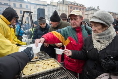  Yoksul ve evsiz Cracow Merkezi piyasada için Noel arifesi. Her yıl grup Kosciuszko Polonya açık havada büyük eve hazırlar.