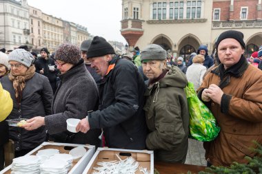  Yoksul ve evsiz Cracow Merkezi piyasada için Noel arifesi. Her yıl grup Kosciuszko Polonya açık havada büyük eve hazırlar.