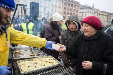  Yoksul ve evsiz Cracow Merkezi piyasada için Noel arifesi. Her yıl grup Kosciuszko Polonya açık havada büyük eve hazırlar.