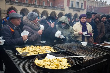  Yoksul ve evsiz Cracow Merkezi piyasada için Noel arifesi. Her yıl grup Kosciuszko Polonya açık havada büyük eve hazırlar.
