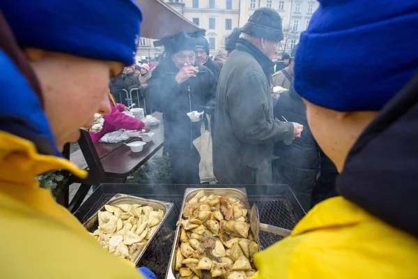 Heiligabend für Arme und Obdachlose auf dem zentralen Markt in Krakau. jedes Jahr bereitet die Gruppe kosciuszko den größten Vorabend unter freiem Himmel in Polen vor — Stockfoto