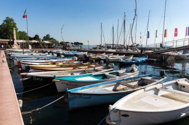 Teknelerden ve balıkçı tekneleri on The Garda Lake Porto di Bardolino Harbor'da. İtalya