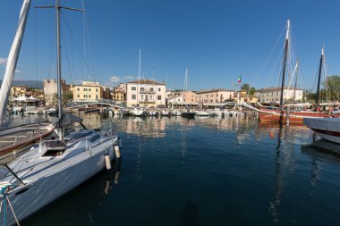 Teknelerden ve balıkçı tekneleri on The Garda Lake Porto di Bardolino Harbor'da. İtalya
