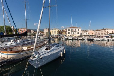 Teknelerden ve balıkçı tekneleri on The Garda Lake Porto di Bardolino Harbor'da. İtalya