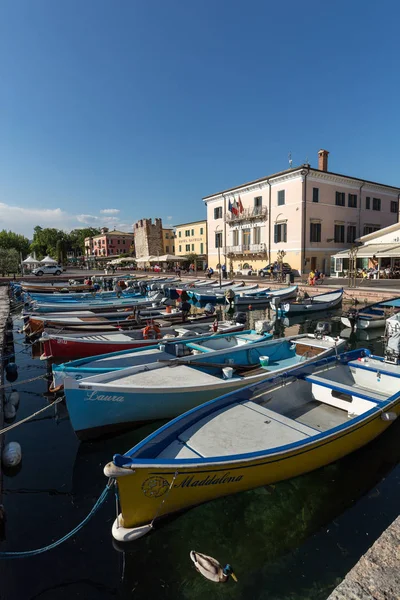 Veleros y barcos de pesca en el puerto de Porto di Bardolino en el lago de Garda. Italia —  Fotos de Stock