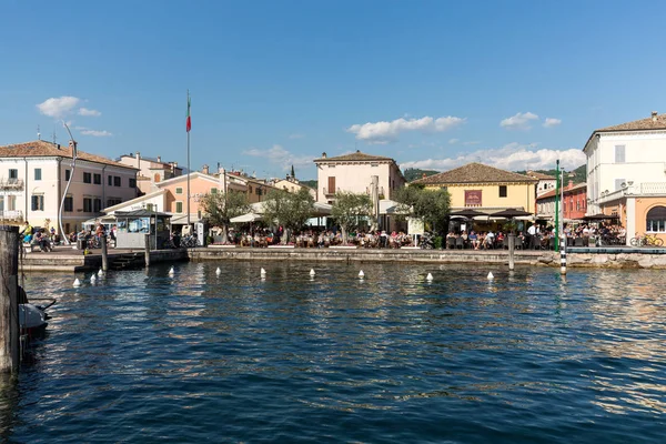 Bardolino starego miasta nad werońskim brzegiem jeziora Garda. Jego centrum jest wyłożona sklepy, bary, restauracje i pizzerie. — Zdjęcie stockowe