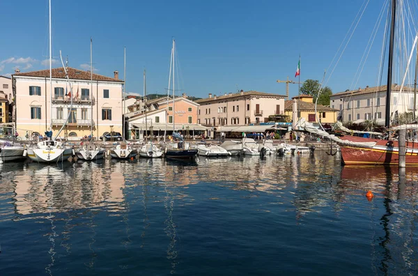 Segelboote und Fischerboote im Hafen von Porto di Bardolino am Gardasee. Italien — Stockfoto