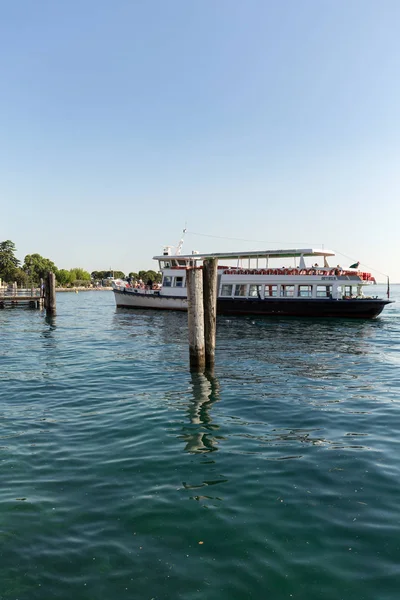 Ferry boat on  Lake Garda. Garda Lake is one of the most frequented tourist regions of Italy. — Stock Photo, Image