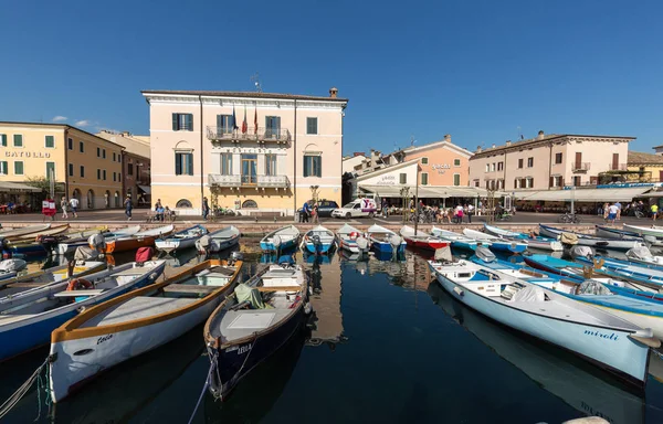 Veleros y barcos de pesca en el puerto de Porto di Bardolino en el lago de Garda. Italia —  Fotos de Stock
