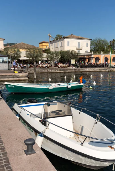 Sailboats and fishing boats at Porto di Bardolino harbor on The Garda Lake . Italy — Stock Photo, Image