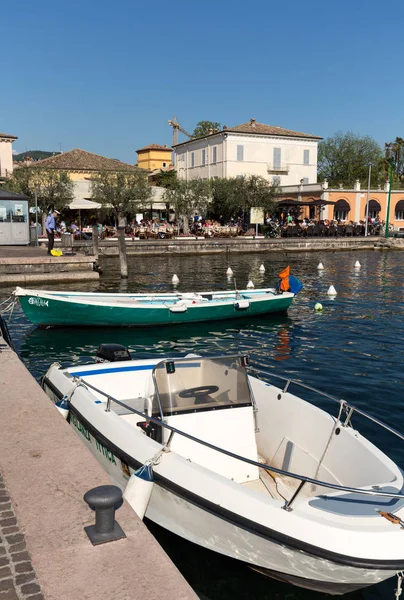 Veleros y barcos de pesca en el puerto de Porto di Bardolino en el lago de Garda. Italia —  Fotos de Stock